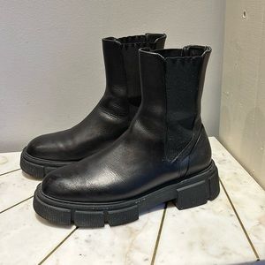Zara BLACK FLAT LEATHER CHELSEA STYLE ANKLE BOOTS WITH TRACK SOLE size 39
